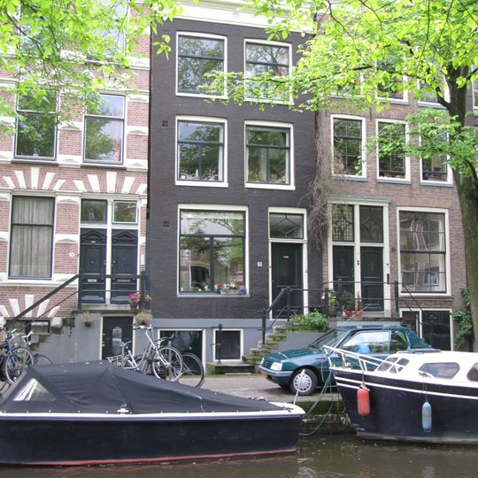 Huis met rechte lijst met consoles