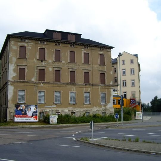 Kontorhaus einer Fabrik mit Vorgarten