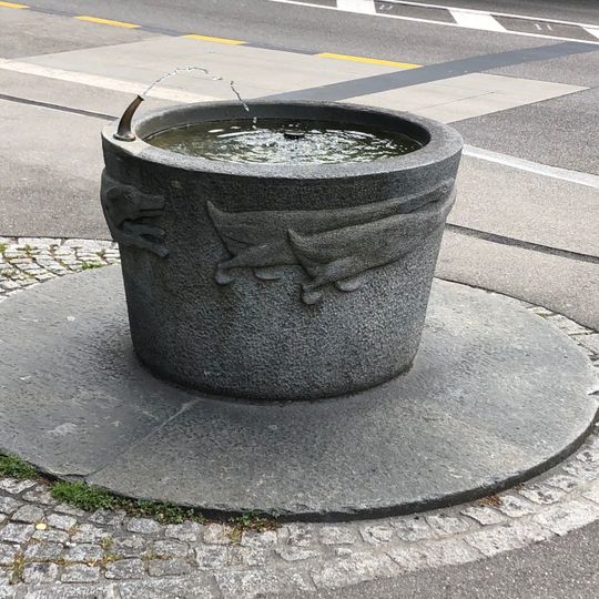 Brunnen mit Hund und Gänsen