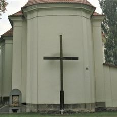 Kříž u kostela Navštívení Panny Marie v Křešicích