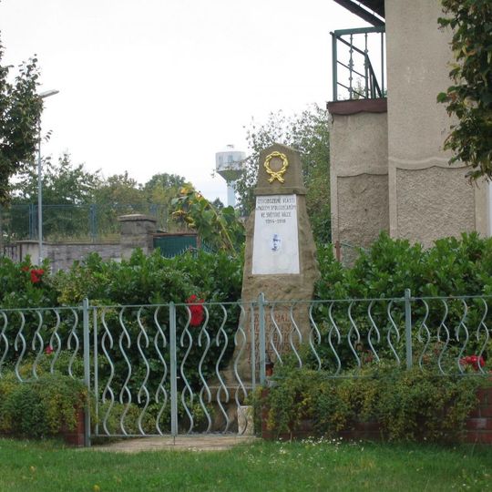 Pomník padlým v první světové válce ve středu Vrátkova