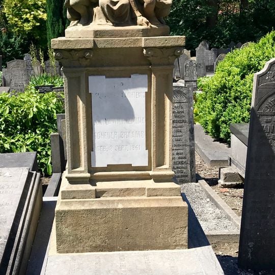 Algemene Begraafplaats, grafmonument voor J.W. Scheuer-Braams