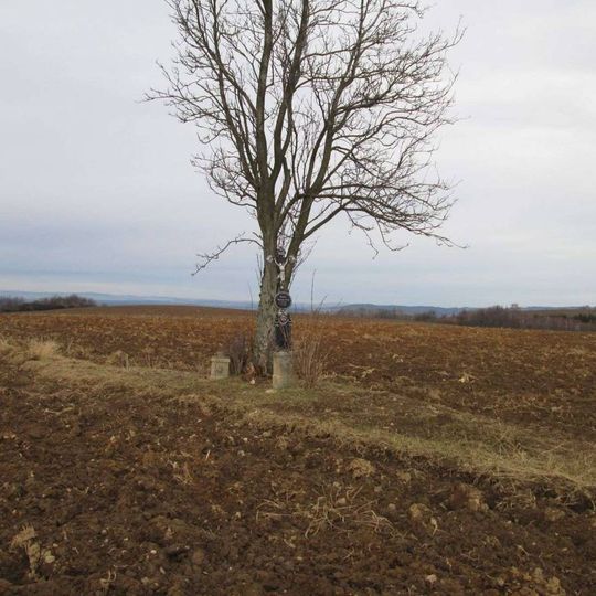 Kříž severně od Terezína v poli