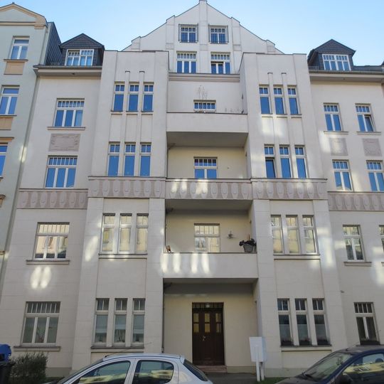 Mietshaus in geschlossener Bebauung mit Vorgarten Theodor-Lessing-Straße 17