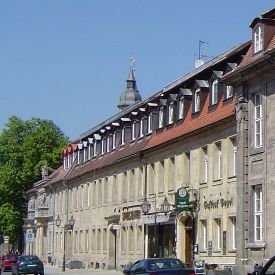 Geschlossene Reihe von drei Sandsteinquaderhäusern mit Mansarddach