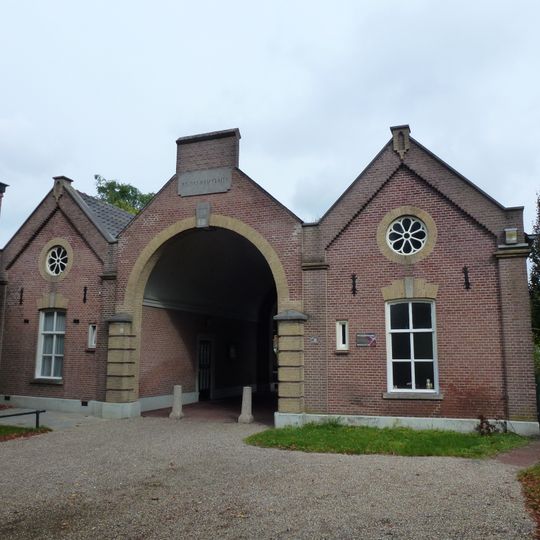 Poortgebouw, in eclectische stijl gebouwd als monumentale toegang met portiersloge
