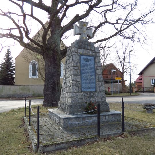 Naturdenkmal Stieleiche am Kriegerdenkmal in Leibchel