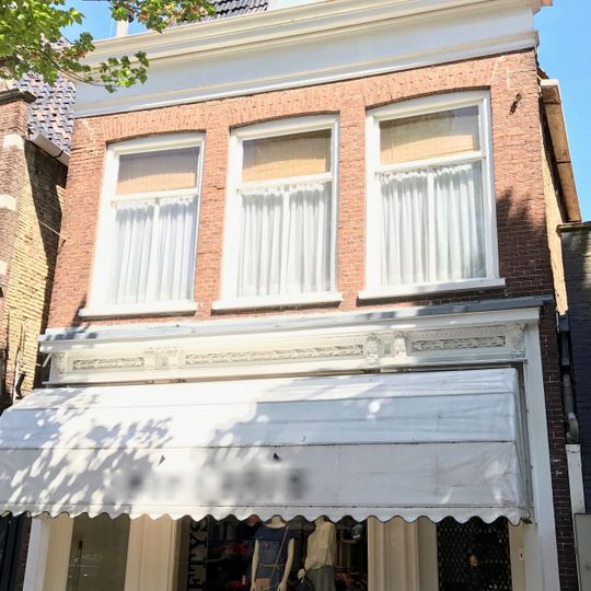 Pand met rechte kroonlijst onder zadeldak met voorschild met schoorsteen