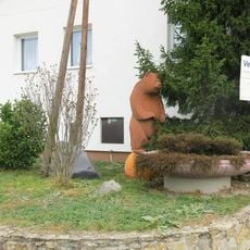 Plastika medvěda v ulici Práce v Neratovicích