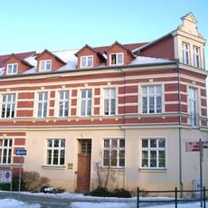 Wohnhaus, nach links in geschlossener Bebauung, Eckhaus Friedrichsstraße 10e