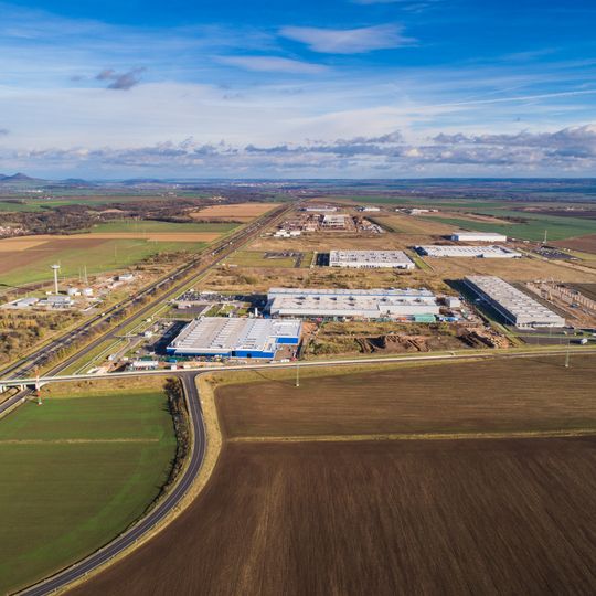 Most silnice II/607 přes dálnici D7 ve Velemyšlevsi