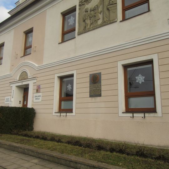 Pamětní deska v Drahanovicích na budově školy