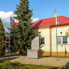 Pomník padlým v Lukavici na návsi