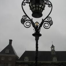 Twee lantarens op het voorplein