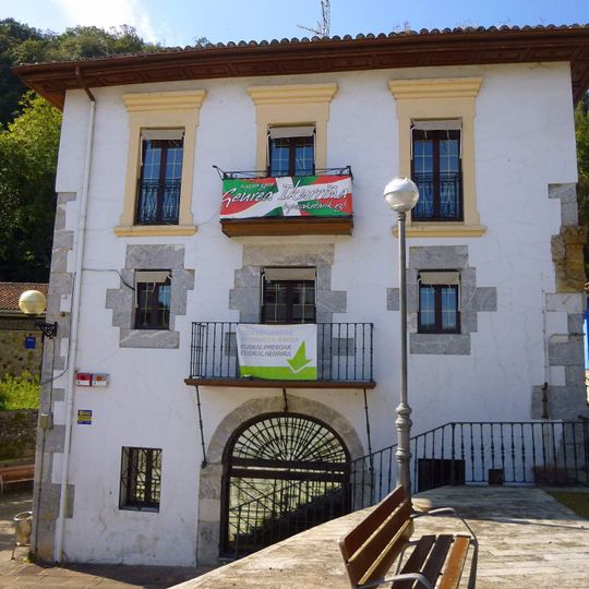 Casa consistorial de Busturia