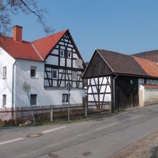 Wohnstallhaus, Stallscheune und Seitengebäude (Torhaus) eines Vierseithofes Waldenburger Straße 16