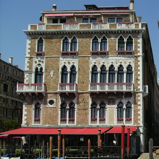 Hotel Bauer