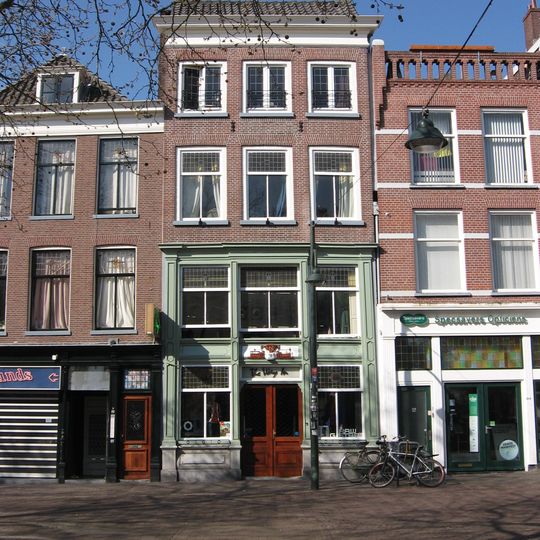 Pand met hoge lijstgevel. Gave winkelpui uit tweede helft 17e eeuwmet entresol. In de pui verdiepte panelen en boven de deur reliëf met voorstelling van een rosmolen