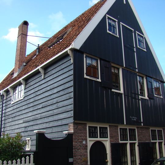 Huis met zadeldak en houten topgevel boven een bakstenen pui 'in de dondersteen'