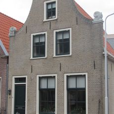 Hoekpand met klokgevel met verhoogde kroonlijst