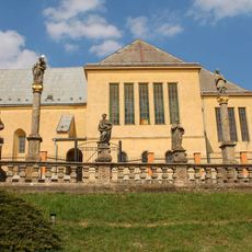 Sousoší barokních soch v Kunčině před kostelem