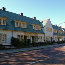 Complex Akkerstraat: drietal blokken met woonhuizen opgetrokken in Traditionalistische stijl