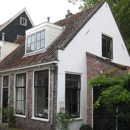 Linkerhelft van eenvoudig woonhuisje met lijstgevel