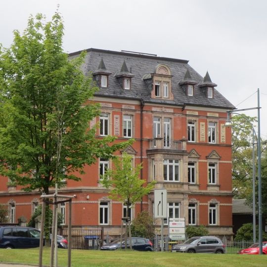Mietshaus in offener Bebauung mit Vorgarten Reichsstraße 31