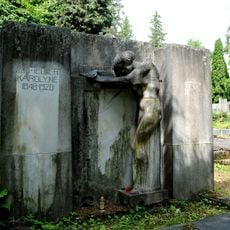 Cintorín sv. Rozálie, náhrobok so sochou