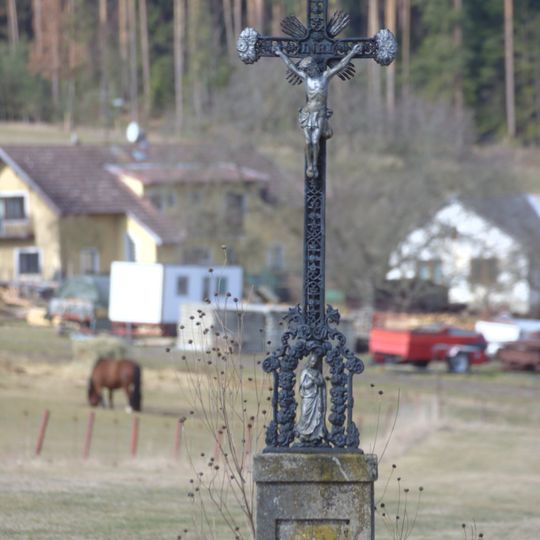 Kříž u silnice jižně od Třísova