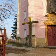 Dřevěný kříž ve Slatinicích před kostelem