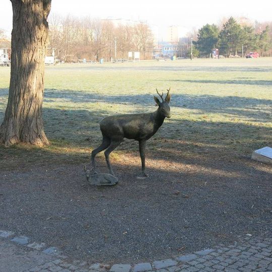 Replika sochy srny s mládětem v parku Na Pankráci