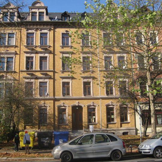 Mietshaus in geschlossener Bebauung mit Vorgarten Straße der Nationen 89