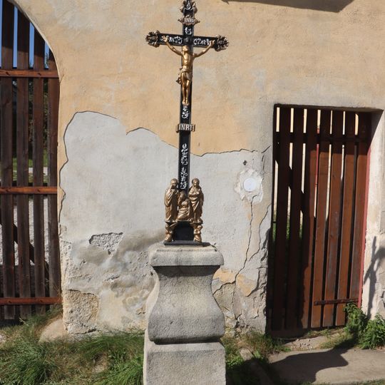 Kříž před farou v Opatově