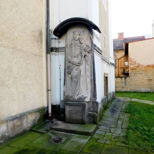 Reliéf Panny Marie s Ježíškem u kostela Narození Panny Marie v Hořicích