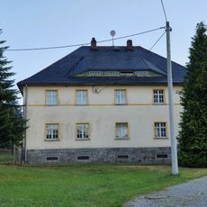 Wohnhaus, Wohnstallhaus und Scheune eines Dreiseithofes sowie Granitpfeiler Hauptstraße 8