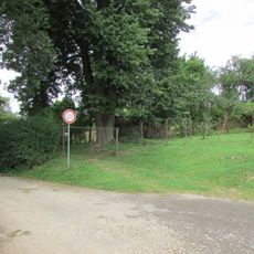 Kříž v zahrádkářské kolonii u železniční tratě v Pelhřimově