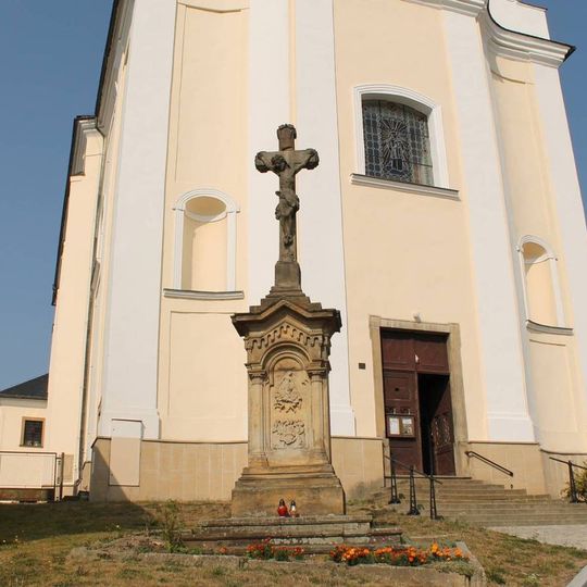 Kříž ve Štítech před kostelem.
