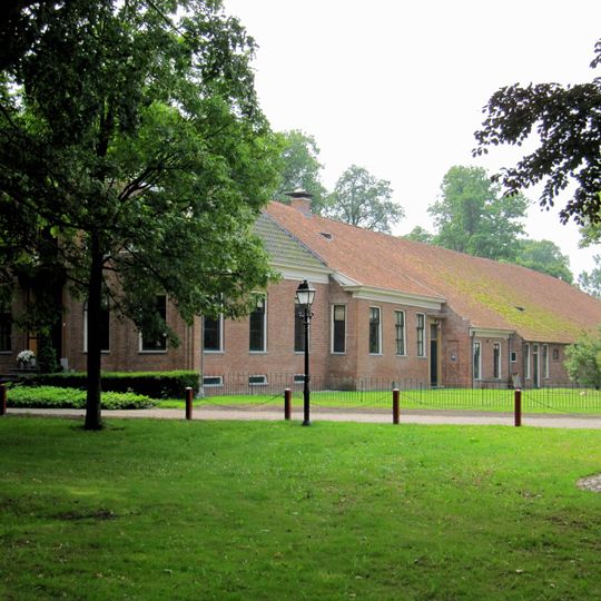 Grote Oldambster boerderij met dwarsgebouwd voorhuis onder eigen schilddak