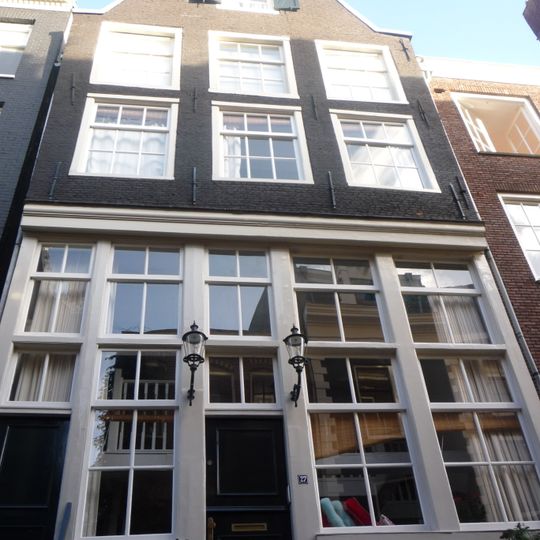 Pand met tot puntgevel gewijzigde trapgevel met houten pui