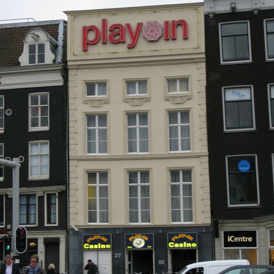 Pand met gepleisterde en met stucwerk versierde gevel onder rechte lijst