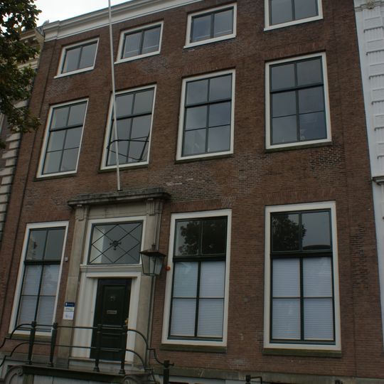 Pand met hoge gevel met rechte kroonlijst, hardstenen ingangspartij