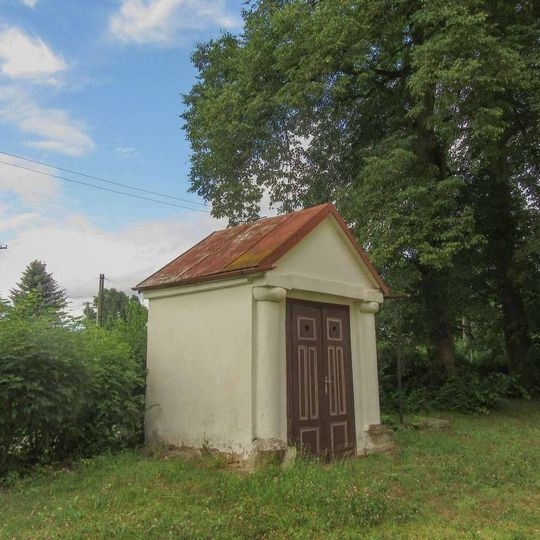Kaplička v Rohli u kostela