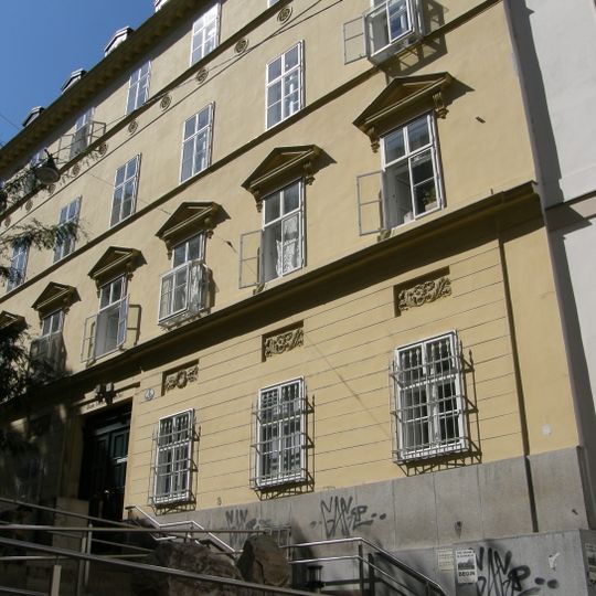 Miethaus, Zum blauen Würfel