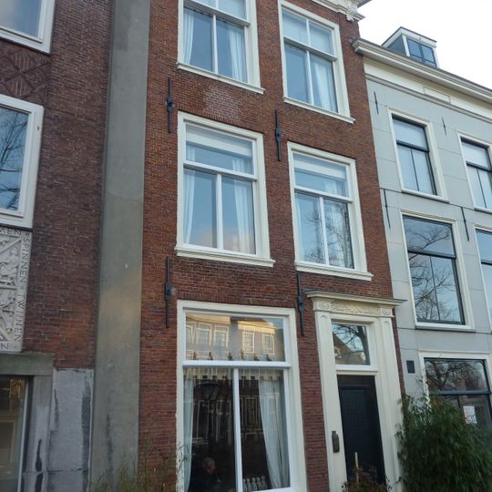 Pand met bakstenen gevel met terzijde merkwaardig scheef omgewerkte kroonlijst