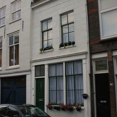 Pand met lijstgevel, gepleisterd