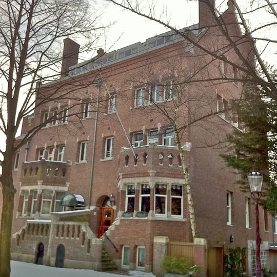 Middendeel van een geschakelde drievoudige woonvilla