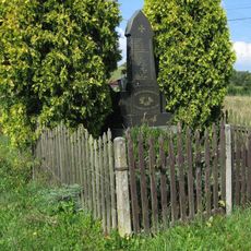 Pomník padlým při komunikaci severovýchodně od hřbitova v Lipné