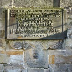 Wandbrunnen und Inschriftentafel Erinnerung an die elektrische Umstellung Wasserwerk Saloppe