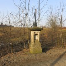 Kříž na rozcestí pod tratí ve Zdislavě